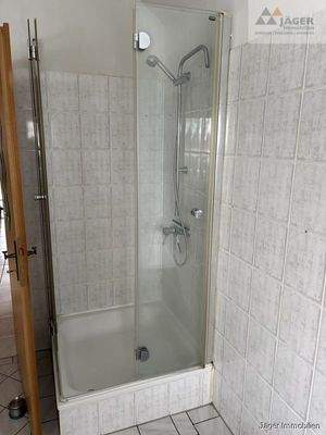 mit Dusche und Wanne