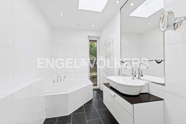 Eltern Bad en Suite mit Fußbodenheizung und Oberlicht