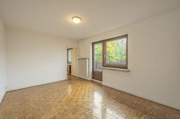 Helles Zimmer mit Terrassenzugang