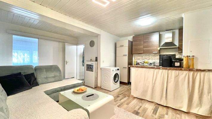 Wohnzimmer mit offener Küche