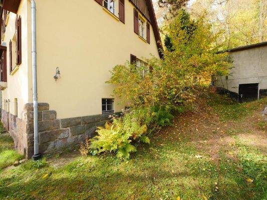  HAUS-NORDOST-SEITE - oben die Doppelgarage