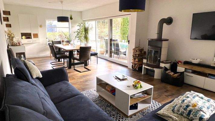 Wohnzimmer mit Kamin und Ausgang zur Terrasse