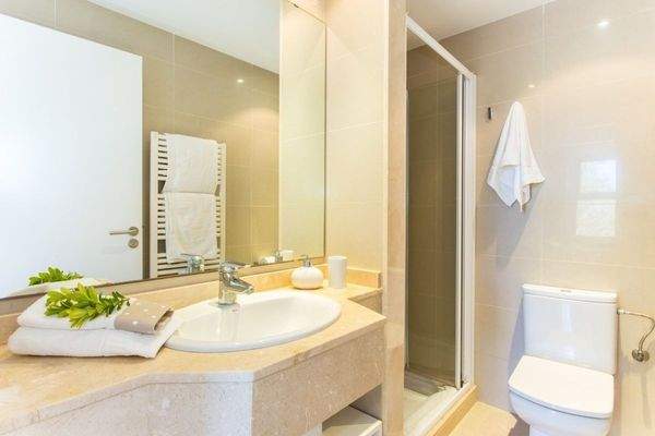 Badezimmer mit Dusche