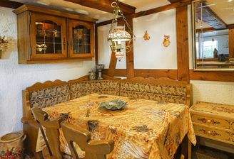 ...mit Essplatz und...