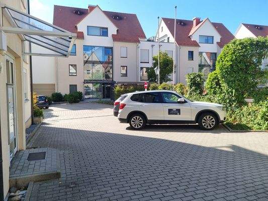 4 Stellplätze vor dem Haus