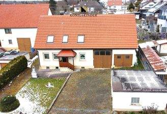 Vorderseite Wohnhaus mit Doppelgarage