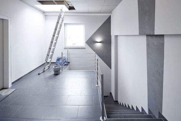 MODERNES TREPPENHAUS 1 MIT AUFZUG (1000kg)