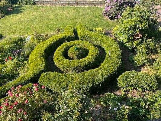 liebevoll gestalteter Garten