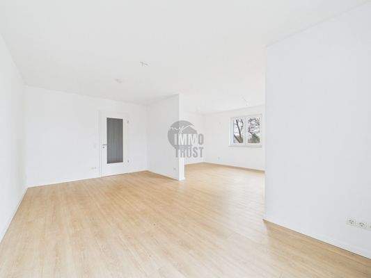 Blick in Wohn-/Essbereich von Terrassentür aus