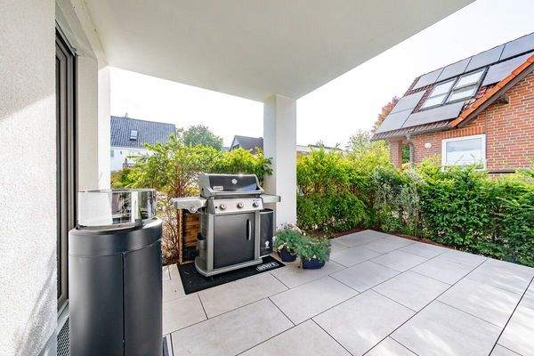 teilweise überdachte Terrasse