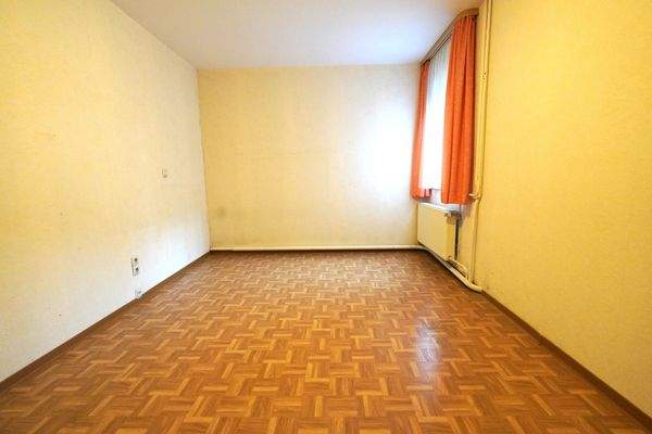 Leeres Zimmer mit Fenster