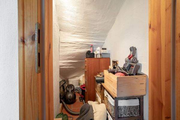 Abstellraum unter Treppe