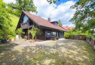 Außenansicht mit Terrasse