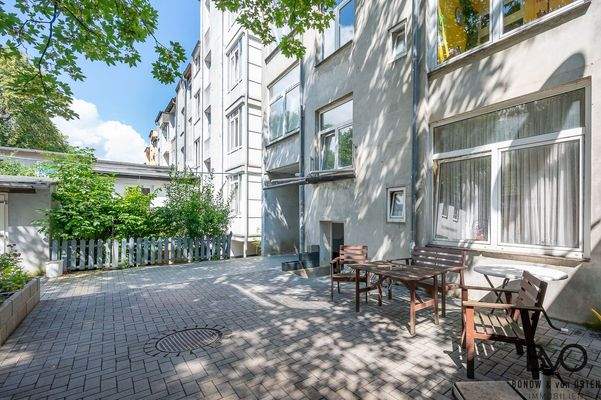 Lounge im Hinterhof für die Gemeinschaft