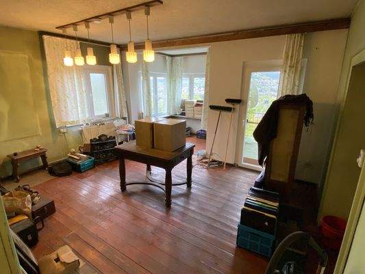 Wohnzimmer im Erdgeschoss mit Austritt auf den Balkon