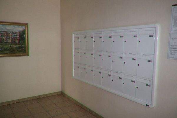 Briefkastenanlage im Gebäude