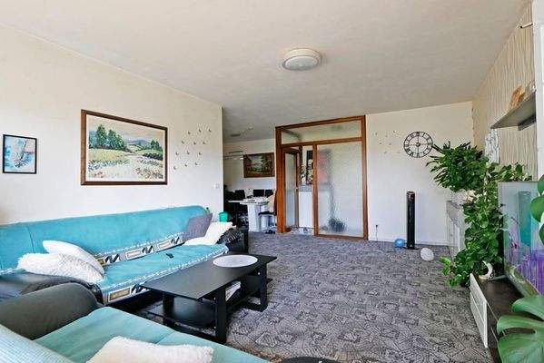 Großer Wohnbereich mit Zugang zum Balkon