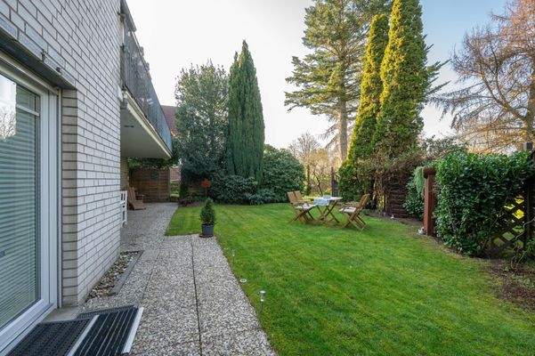 Terrasse und Garten der Souterrainwohnung