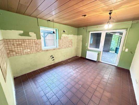 Küche mit Zugang zur überdachten Terrasse