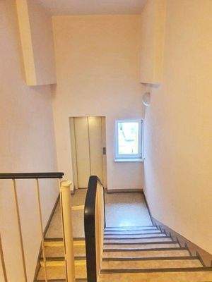 Treppenhaus mit Fahrstuhl