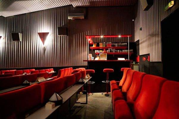 Kleiner Saal mit Theke