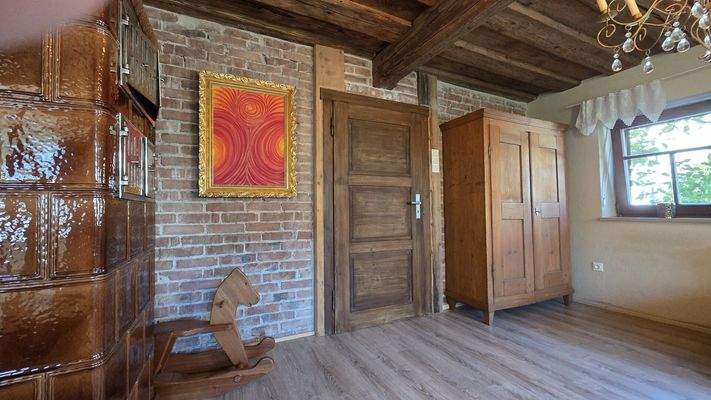 Wohnzimmer mit Grundofen