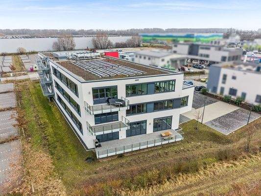 Seitenansicht mit Balkonen