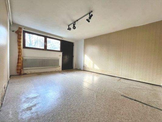 Großer Mehrzweckraum mit Zugang zum Garten im Keller