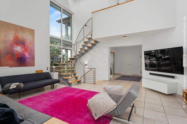 Lichtdurchfluteter Wohnbereich (52,79 m²) mit Galerie im Obergeschoss