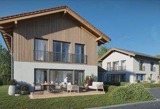 Moderne Architektur mit Holzfassade und sonniger Terrasse