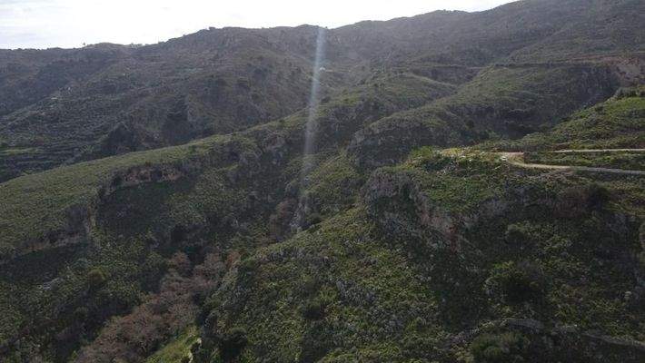 Kreta, Malaxa: Grundstück mit Blick auf Meer und Stadt zu verkaufen