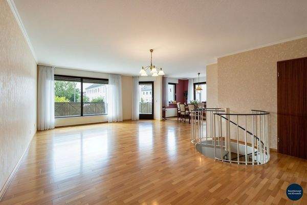 Wohnzimmer leer mit KI Button