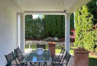 Große Terrasse mit Deckenstrahler und umeinsehbarem Garten!