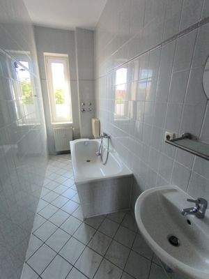 22 Altbau Whg. Bad.jpg