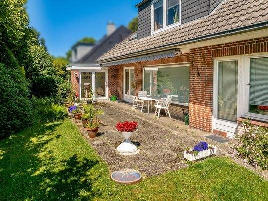 Rückansicht samt großer Terrasse und Wintergarten