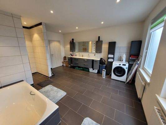 EG sehr großes Badezimmer mit Fenster