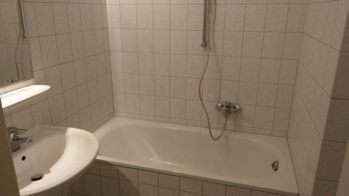 Bad mit Wanne ohne Fenster Bild 1