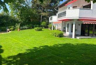 Garten/ Rückansicht Villa