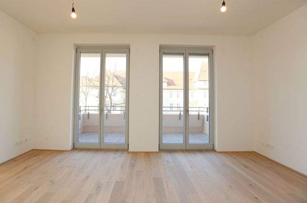 geräumiges Wohnzimmer