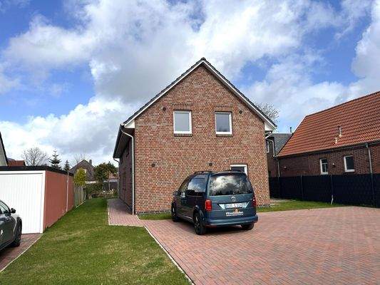 Ansicht mit Parkplatz