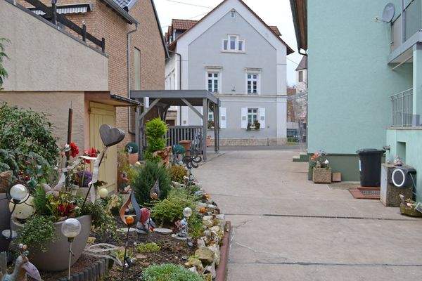 Schön bepflanzte Einfahrt