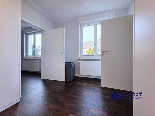 Ankleide mit Durchgang zum Arbeitszimmer