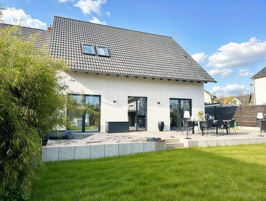 Garten mir Terrasse - (KI generiert)