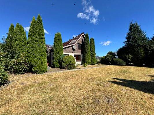 Großer Garten mit Rasenfläche