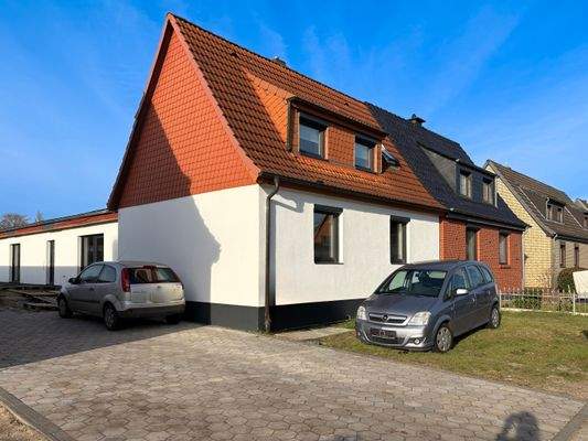 Außenfassade / Einfahrt mit bis zu 5 Einstellplätzen