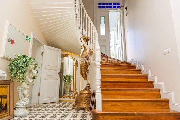7-Bedroom House with Landscaped Garden in Kadikoy