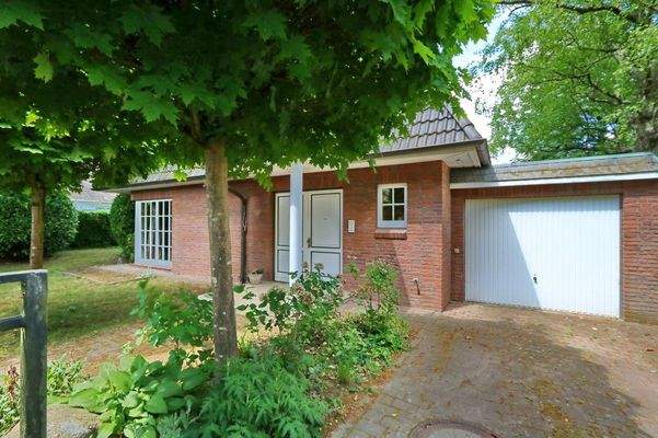 Hausansicht mit Garage