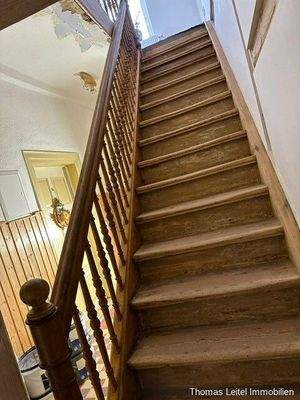 erhaltene Holztreppe 