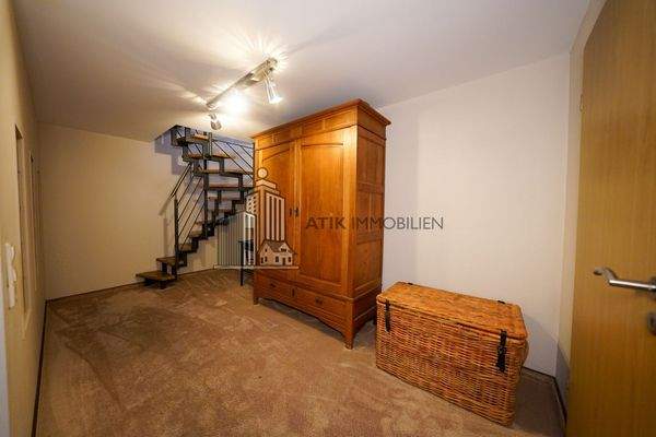 Flur/Treppenabgang in das UG