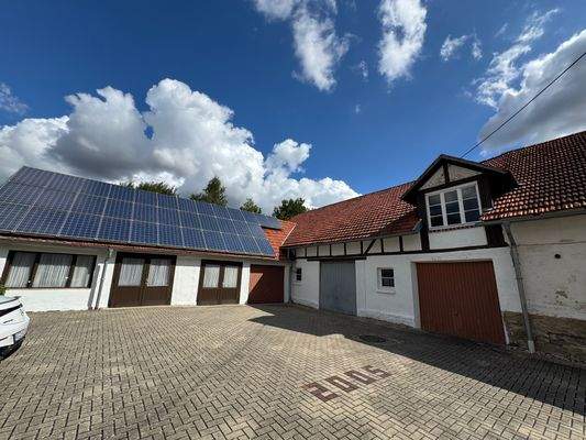 Garagen mit PV und Scheune